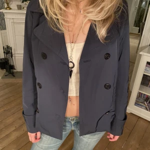 Marinblå kappa - Superfin marinblå kappa från Massimo Dutti, perfekt för hösten eller våren💗 