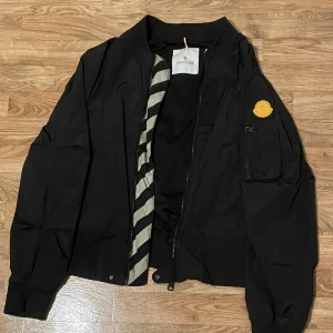 Moncler bomberjacka  - Bra skick, väldigt fin monclerjacka. Passar S och M. Säljer för att jag har haft den ett tag och vill bli av med den. 