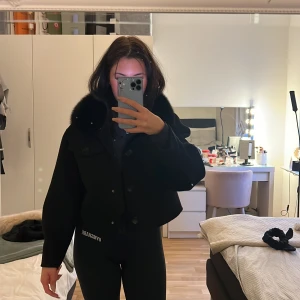 Jacka  - En helt fin jacka skön och varm knappt använd kommer inte till användning 