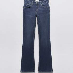 Populära och slutsålda jeans från Zara, jättebra skick!! Säljer för att de inte kommer till användning längre❤️