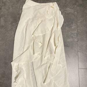 långkol / Maxi kjol från KA-KD. Den är omlott som man knyter runt midjan från kollektionen av AFJ. 🌸☺️
