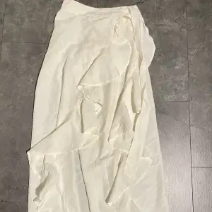 långkol / Maxi kjol från KA-KD. Den är omlott som man knyter runt midjan från kollektionen av AFJ. 🌸☺️