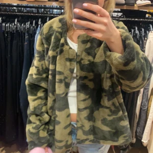 Cool pälsjacka - Denna super coola pälsjacka köpt i NewYork. Militär mönster sitter så najs översized, älskar denna!