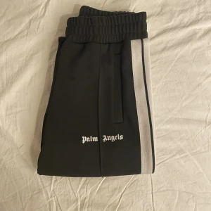 Palm angels trackpants - Säljer dessa palm angels byxor i mycket bra skick. Kvitto finns vid intresse! Dessutom tags. Stilrena byxor som passar till det mesta🌟