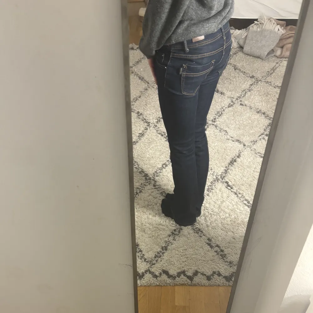 Säljer dessa unika low jeans med coola detaljer. Älskar dessa men säljer då de är lite stora. . Jeans & Byxor.