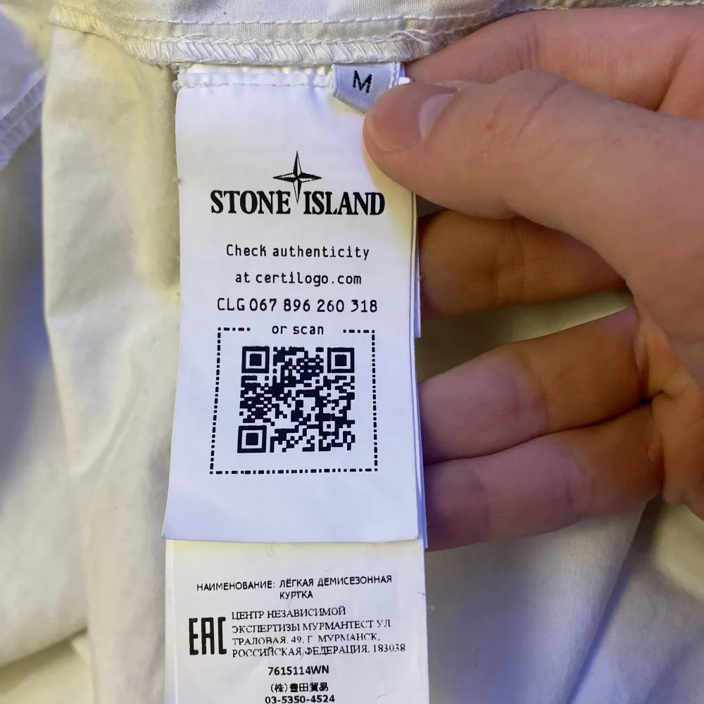 zip skjorta från Stone Island, bra skick men behöver tvättas lite, har inte tid för det.. vi kan träffas i Stockholm och du kan köpa redan på plats!! . Jackor.