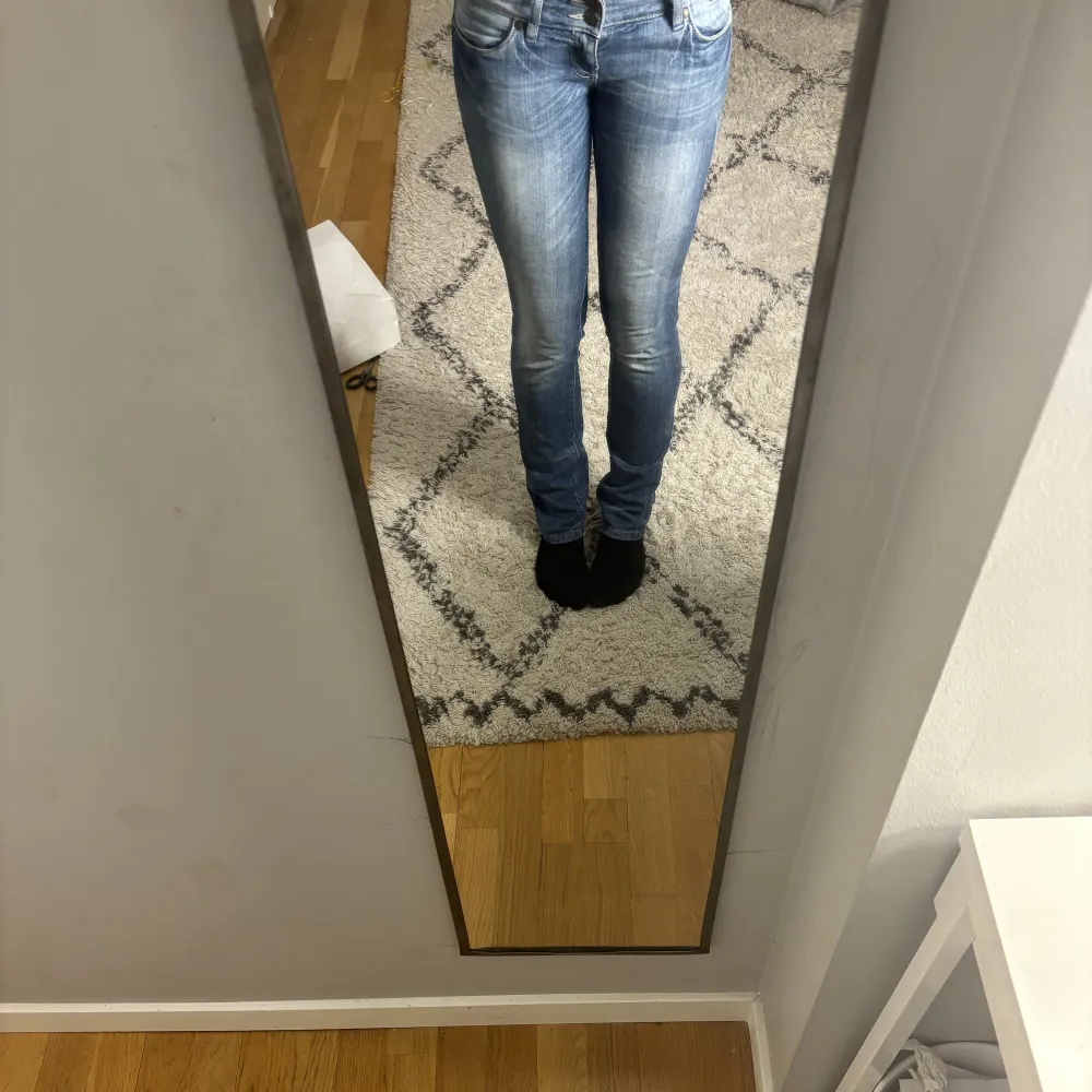 Säljer dessa unika low waist jeans. Köpta på Sellpy men passade tyvärr inte mig. Hör av er vid frågor ❤️. Jeans & Byxor.