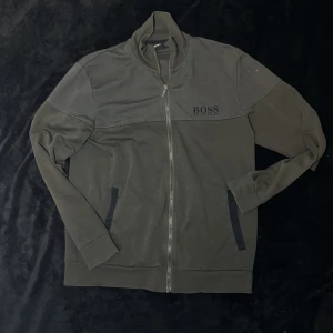 Hugo boss - En hugo boss zip tröja knappast använd i storlek M men kan även passa S