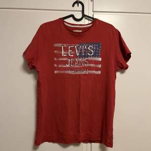 T-shirt från Levis, använd fåtal gånger i bra skick, passar XS-S💗