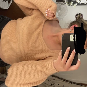 Stickad  - En super söt ljus rosa stickad tröja i storlek L köparen står för frakt 