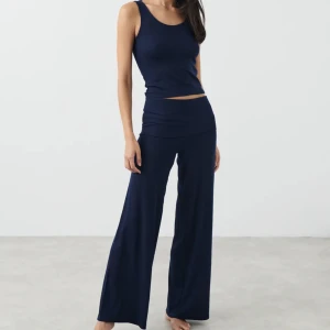 Yoga byxor  - Lounge/ mjukis/ yoga byxor. Ribbade. Använda några gånger men hittat andra. Byxor stl Xs + linne stl s. Marinblått. Nypris 500kr