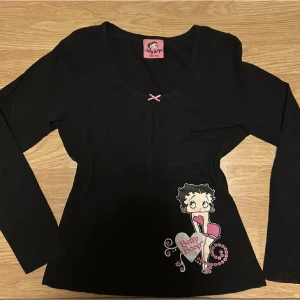 Betty Boop långärmad  - FRI FRAKT! Super fin Betty Boop långärmad💗 size 10/12 och passar M men skulle kunna passa S. Fint skick.