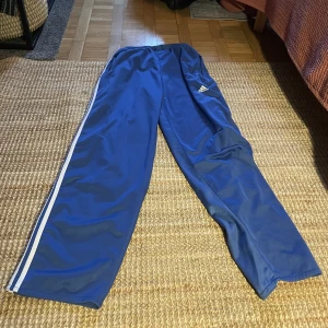  blå adidas  - Supersnygga! 