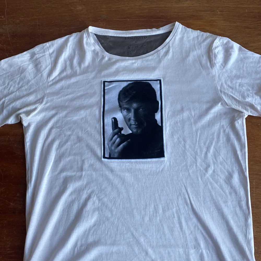 Säljer nu denna feta James Bond Limitato T-shirten som passar perfekt under en zip eller liknande nu till vintern! Nypris: ca 2000. Mitt pris: 499. Skriv vid minsta fråga eller fundering! 📦. T-shirts.