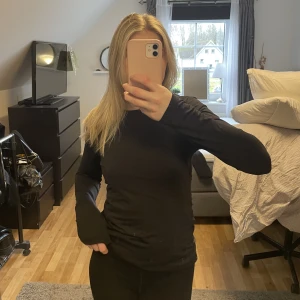 Svart träningströja  - En helt vanlig svart långärmad träningströja, superskön! Inga tecken på användning, storlek xs