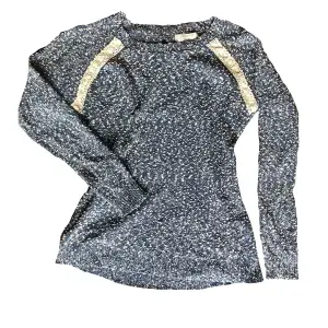 Supersöt texturerad tröja med spetsdetaljer som inte kommer till användning längre. ig - @thrifty.sthlm