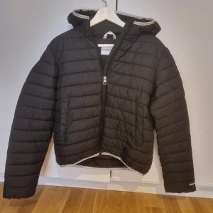 Helt ny Calvin Klein Jacka - Helt ny Calvin Klein jacka i storlek S. Mycket passande och varm för vintern!  Jackan är helt äkta.   Kan mötas upp i Stockholm. Annars fraktas jackan via Plick 1-3 dagar