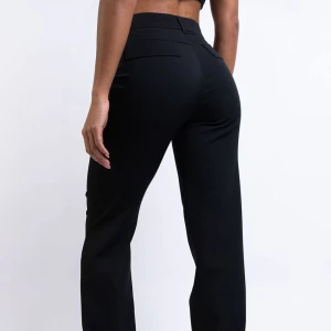 madlady kostymbyxor - Superfina kostymbyxor från madlady! 🩷 helt nya, endast provade så lapp är kvar! Säljer då de är för stora för mig. Nypris: 649:-