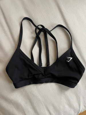 Gymshark sportbh  - Sportbh från Gymshark, använd 2-3 gånger så i fint skick! DOCK klippt hål för att kunna lägga in pads men inget som märks/känns 😃 