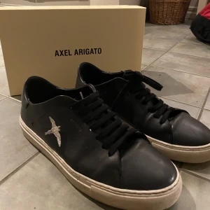 Arigato skor - Säljer Arigatos storlek 44 skick 7/10. Ända skadan är att tejpen tappat lite fäste på höger sko (se bild 3). Kan frakta eller mötas upp i Stockholm.