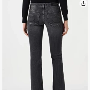 LBT jeans valerie - såå fina mörkgråa jeans som knappt använts då de är för små tyvär, älskar detaljerna på bakfickorna. De är även stretchiga, så sitter superskönt!😆🥰 Nypris: ungefär 800