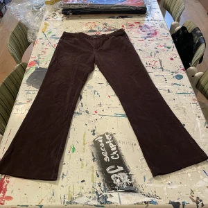 Bruna guess jeans i manchester  - Fina byxor med mid-waist så om man vill ha dem lågmidjat får man en mer cool baggy outfit. Midjemått, raktöver: 42cm. Inerlårsmått: 75cm.