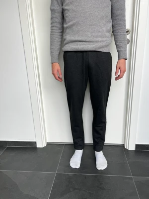 Byxor från Ciszere - Mörkgråa, sköna och snygga byxor från Ciszere. Köpta för 900 kr och nästan aldrig använda. 