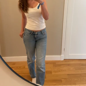 lågmidjade Jeans  - Lågmidjade jeans från gina i modellen low straght. bra skick men en liten blekt fläck som ej syns. Skriv för fler bilder💘 storlek 32 men skulle eventuellt passa en 34