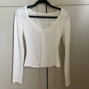 Vit topp - Vit långarmad topp med ribbat material! Som ny.