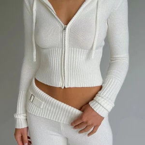 Sett  - Säljer mitt sett i storlek S , är en mer off white /beige färg i verkligheten, skriv för egna bilder om du är intresserad 