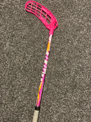 Innebandyklubba- mycket bra skick - Säljer en toppmodern innebandyklubba av märke Salming. Den passar perfekt för unga spelare då den är 87 cm och har ett pe blad som ger en skön känsla med bollen. Kh Linda sitter även på   Inköpspris: 799 Ditt pris: 349**