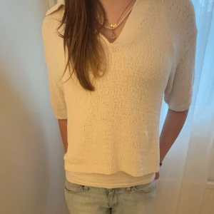 Stickad T-shirt  - Säljer min stickade tröja då jag aldrig använt den! Säljer för 100kr och är i storlek S/M! Skriv för intresse! 💕💘