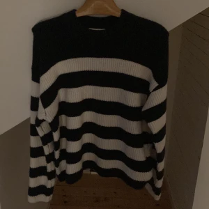 Stickad tröja - Säljer en jättesnygg stickad randig tröja från monki! Använd 2-3 gånger och inga stora defekter förutom att den är lite nopprig, men inget man tänker på. Skriv för fler bilder.