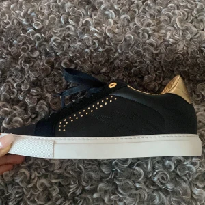 Zadig Voltaire skor - Säljer dessa otroligt snygga Zadig Voltaire skor! 🤩Dom finns i st. 40 och 39, fick dom i julklapp för nåt antal år sedan i båda storlekarna men gillar inte riktigt dom på mig! Finns kvitto, skriv för mer bilder🥰 pris kan diskuteras ❤️