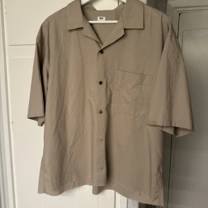 Uniqlo skjorta - OBS: Avklippt på längden för en cropped/boxy look. Fin skjorta från uniqlo som klippts av lite på längden för en cropped/boxy fit. Förutom det är den i fint skick/använd ett enstaka antal gånger.