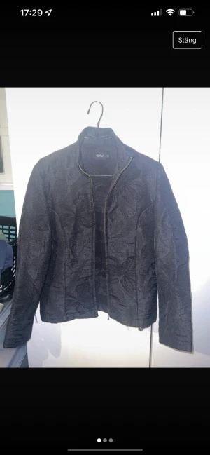 Jacka - Svart tunn jacka med fin struktur/mönster 