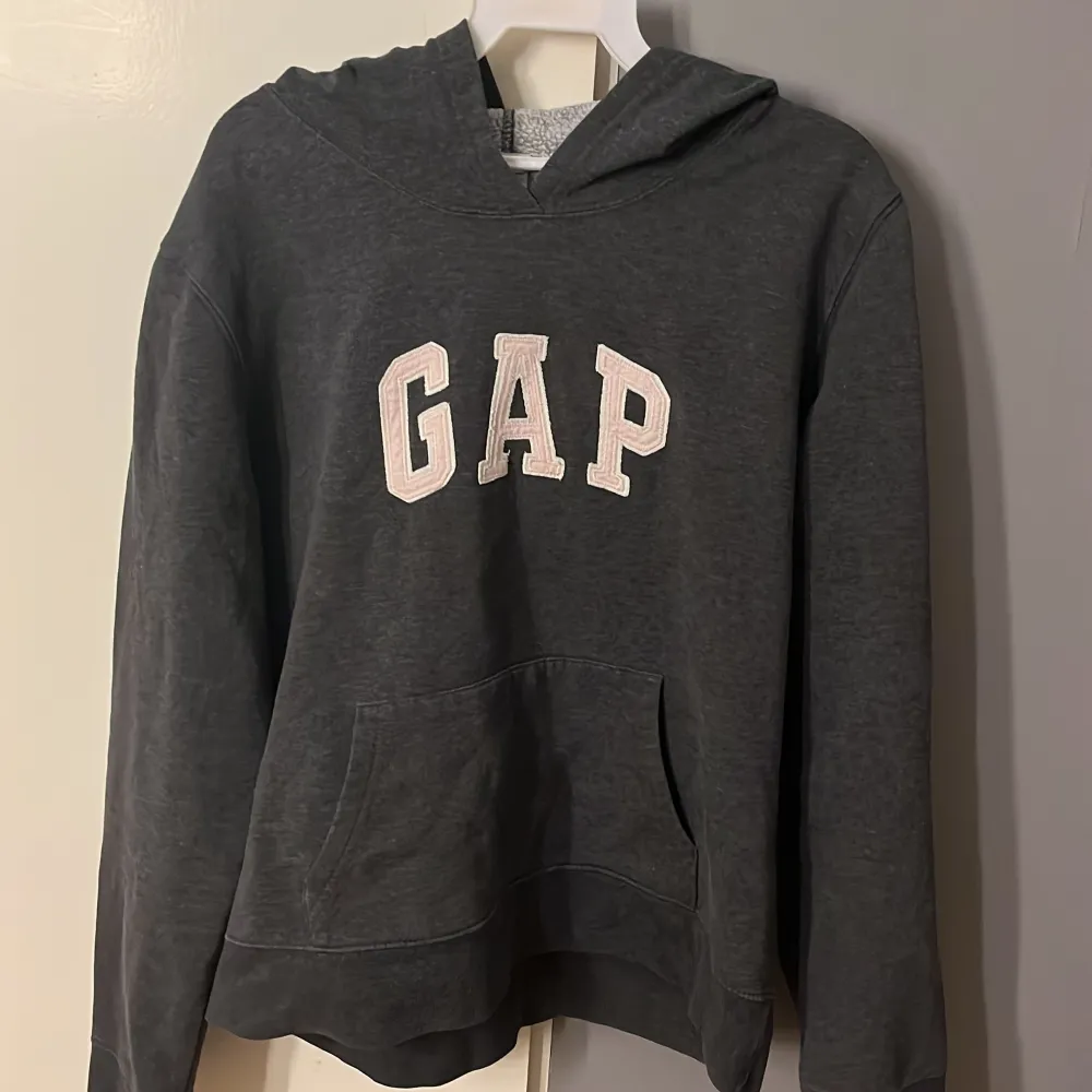Säljer denna vintage gap hoodie då den inte riktigt är min stil. Thriftad i Barcelona men visar inte på några defekter. Det står storlek M men skulle säga att den passar som en xs/s! . Hoodies.