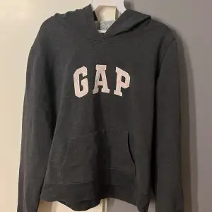 Säljer denna vintage gap hoodie då den inte riktigt är min stil. Thriftad i Barcelona men visar inte på några defekter. Det står storlek M men skulle säga att den passar som en xs/s! 