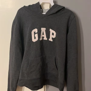 Vintage Gap hoodie - Säljer denna vintage gap hoodie då den inte riktigt är min stil. Thriftad i Barcelona men visar inte på några defekter. Det står storlek M men skulle säga att den passar som en xs/s! 