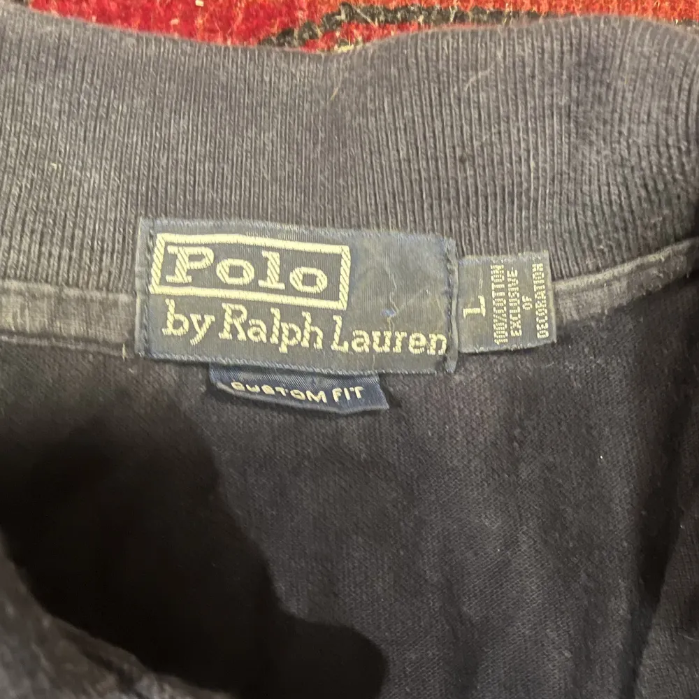 Vintage Marinblå Polo Ralph Lauren Piké. Vet inte hur gammal den är men täcken på användning finns då den bl.a. är solblekt. Tveka inte att höra av dig vid frågor eller funderingar.. T-shirts.