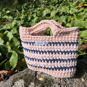 Handybag - egengjord virkad handybag. material: bomull, mått: 30x25cm🩷💙  fler virkade produkter finns på @virkadavenkompis på instagram❤️‍🔥
