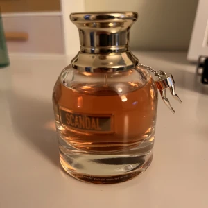 Parfym Scandal - Parfym från Jean Paul. Använd få gånger då doften inte passar mig. Nypris ca 700 kr