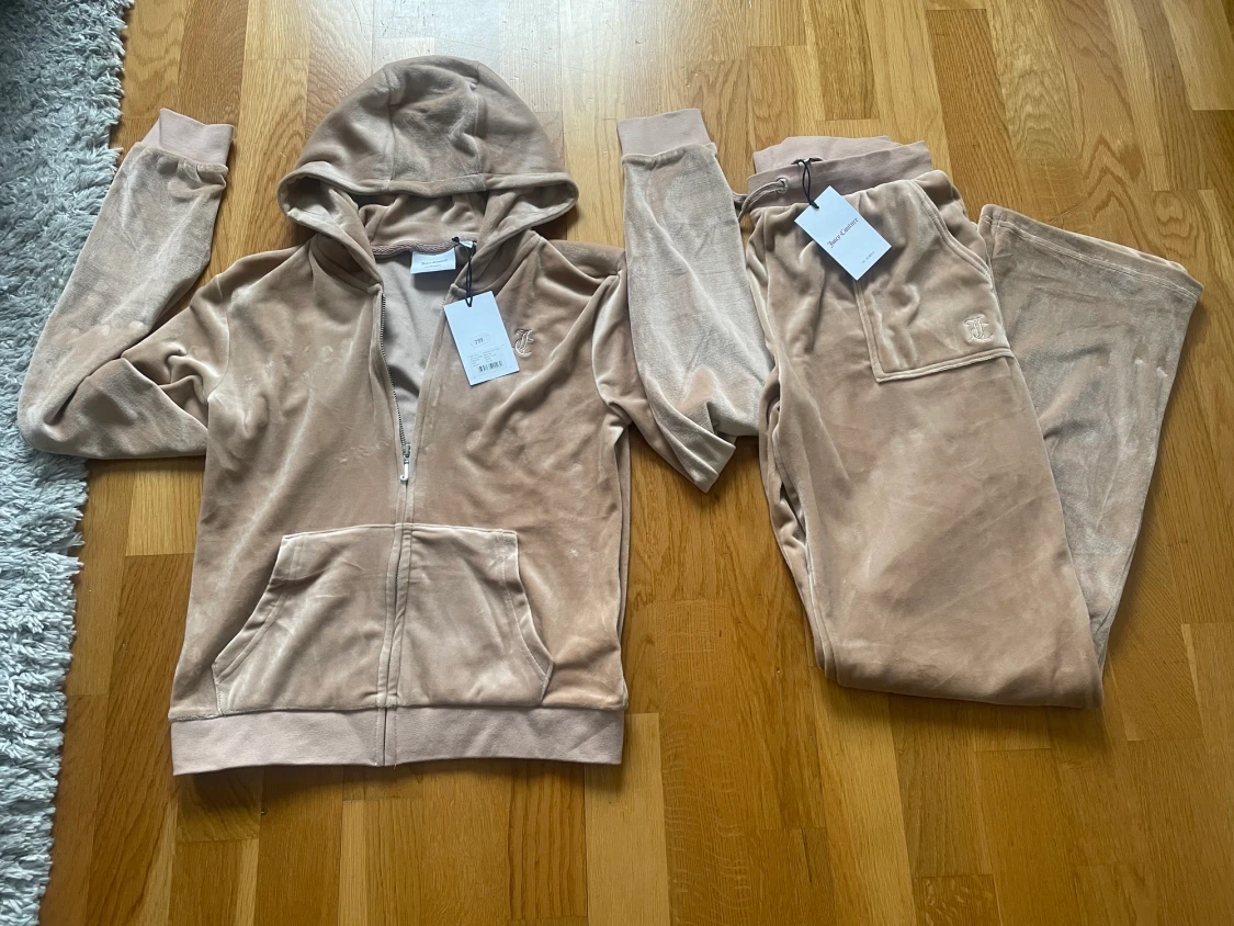 Helt nytt Juicy Couture set stl 170/176 (färg warm taupe) från kidsbrandstore