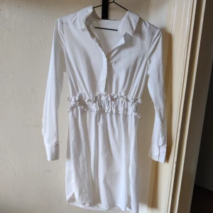 By Malina skjortklänning - Skjortklänning från By Malina. Liten S, mer en XS. Oanvänd och felfri.