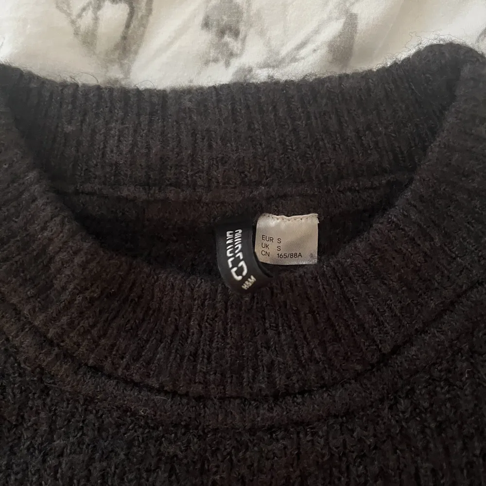 Säljer denna tröjan från hm då den inte kmr till användning. Jag har aldrig använt den men har fått den så den var använd av någon annan annars är den i bra skick. På bilden ser tröjan svart ut men egentligen är den mörk grå:)💕. Blusar.