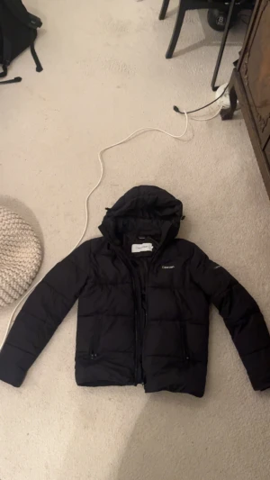 Calvin klein jacka - Hej jag säljer nu av min Calvin klein jacka då jag har köpt en ny jacka. Jackan är i Strl S men är stor i storleken så sitter bra på mig som brukar ha M men funkar för L också. Det finns ett märke på ärmen men väldigt litet.