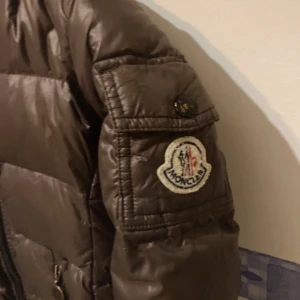 Moncler jacka! - Varm och skön vinterjacka från Moncler!  Snygg brun färg. Väl använd men har mycket kvar att ge! Skriv för fler bilder och funderingar Storlek 110/120 barn 