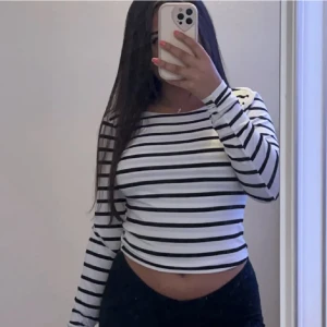 Randig topp - En söt randig blus med öppen rygg i mycket bra skick! Passar stl xxs-m 💗