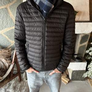 Säljer min Colmar jacka storlek 50 i färgen svart. De är en väldigt varm dunjacka perfekt för vintern. Nypris 3500kr mitt pris 1199kr!🙂