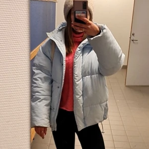 Jacka - Säljer min superr härliga jacka från monki då jag köpt en annan.  Har fleece fickor. Sparsamt använd men finns tecken på användning. Går ej att köpa längre. Nypris: 800kr